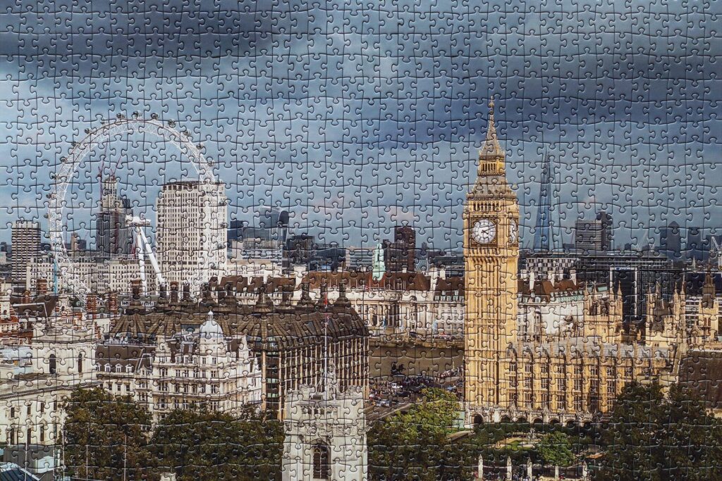 Fertiges Puzzle mit einem Foto von London mit Big Ben und dem London Eye
