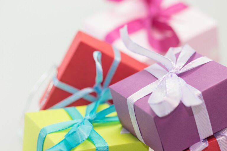 Bunt verpackte Geschenke mit Schleifen in Pink, Türkis und Lila