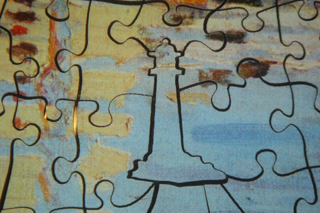Ausschnitt eines Holzpuzzles mit einem Figurenteil in Form eines Leuchtturms