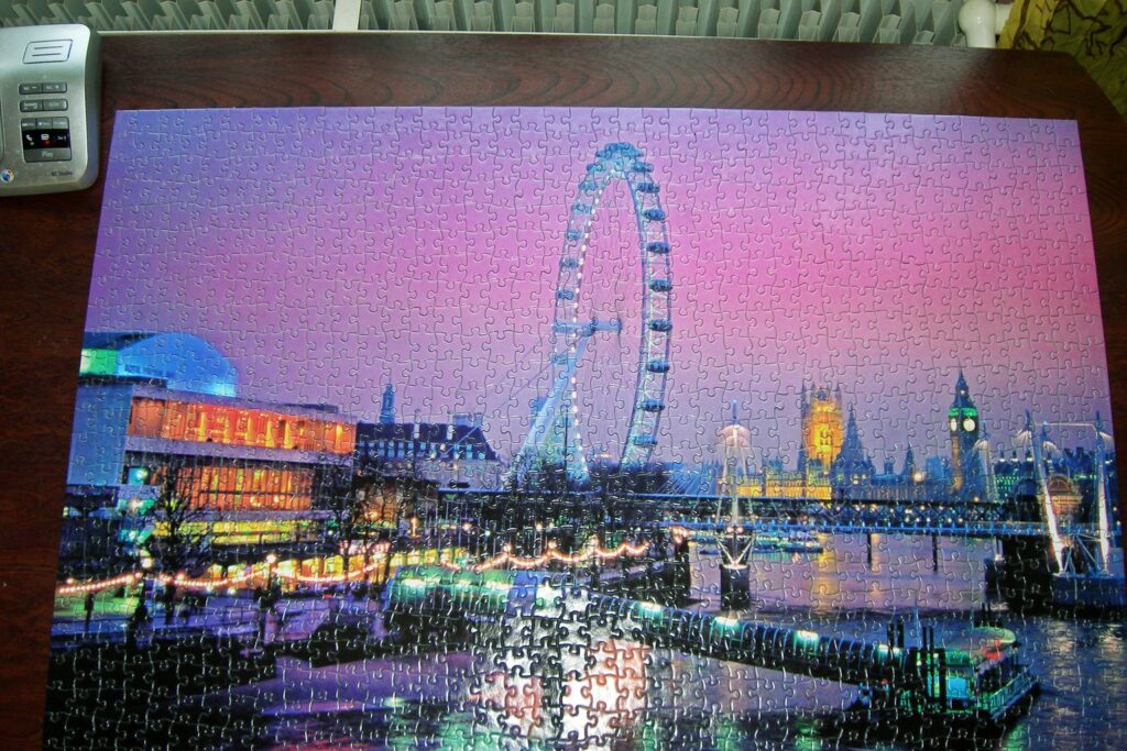 Fertig gelegtes Puzzle mit dem London Eye und der Themse bei Abendstimmung
