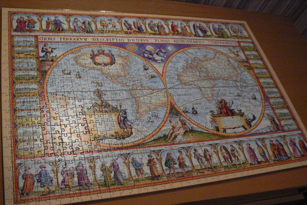 Fertig gelegtes Puzzle einer historischen Weltkarte – ein typisches Motiv zum Einrahmen