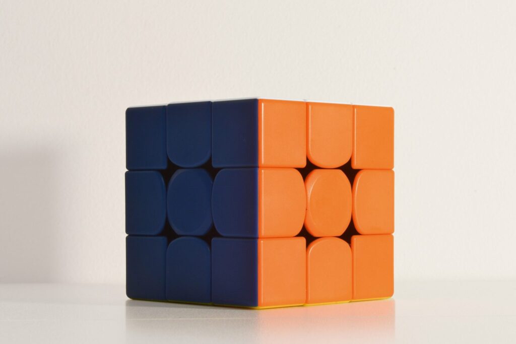 Moderner Speedcube ohne Aufkleber in Blau und Orange