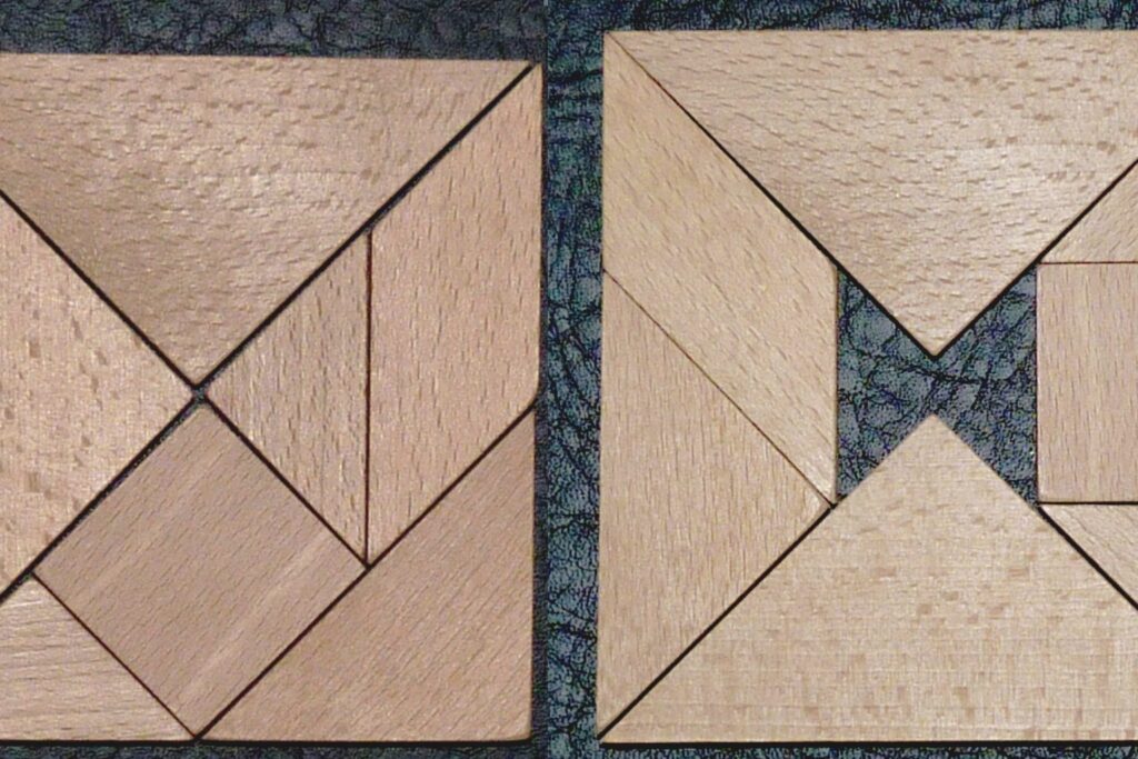 Zwei Tangram-Spiele aus hellem Holz, deren Teile zu Quadraten gelegt sind