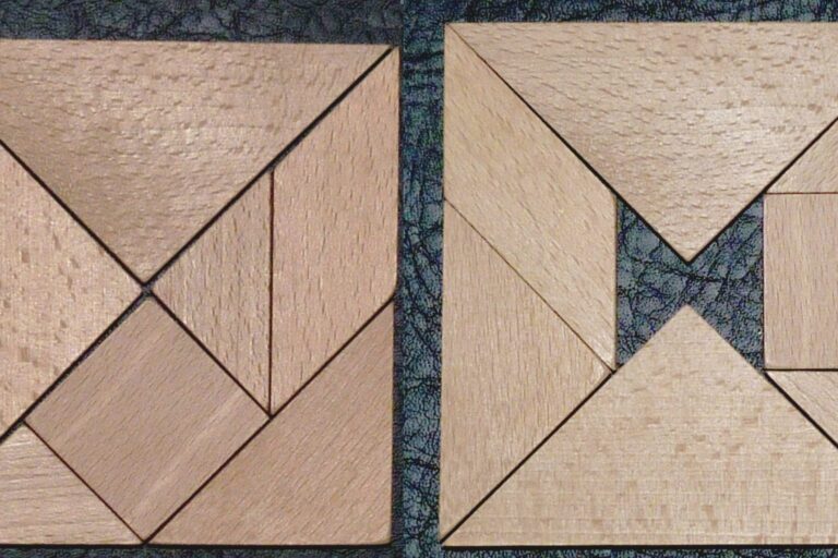 Zwei Tangram-Spiele aus hellem Holz, deren Teile zu Quadraten gelegt sind